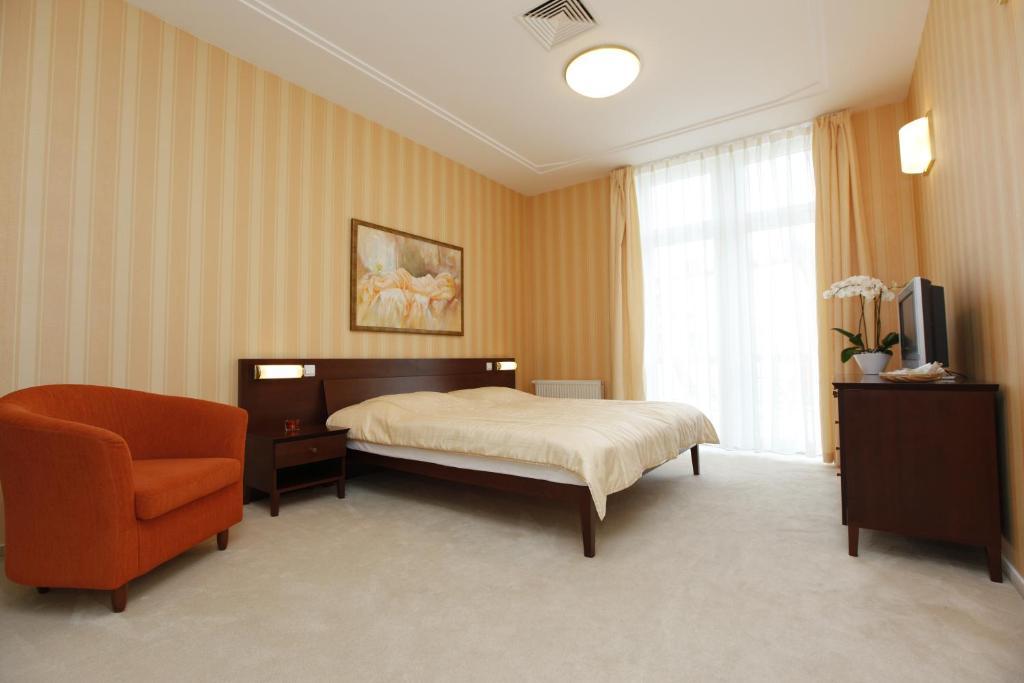 Hotel Sandor Pavillon Piest'any Room photo